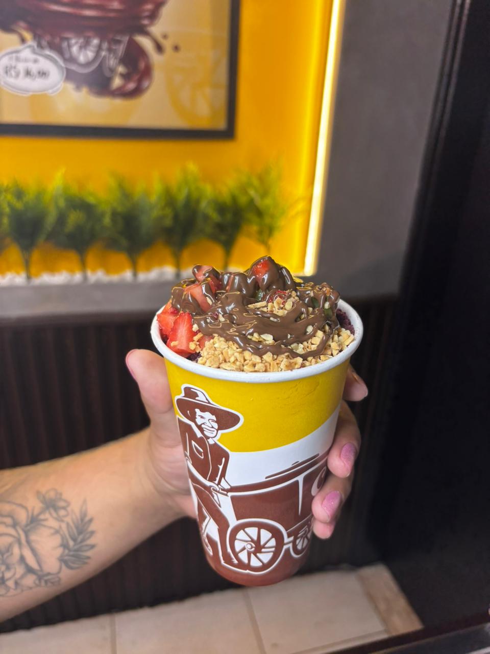 Copo de açaí cremoso com acompanhamentos